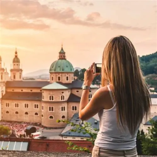 Женщина фотографируется в Зальцбурге