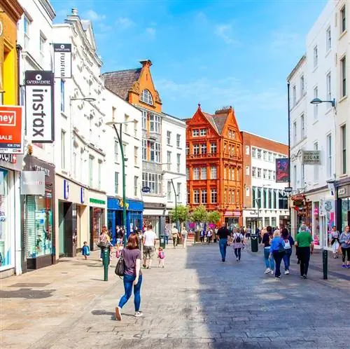 Люди идут по улице в Дублине