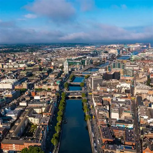 Воздушный беспилотный снимок городского пейзажа Дублина с исторической рекой Лиффи, пересекающей центр города, Ирландия, Европа