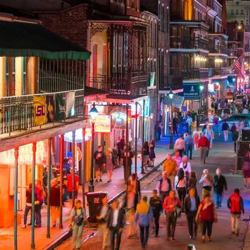 Вид на улицу Нового Орлеана ночью