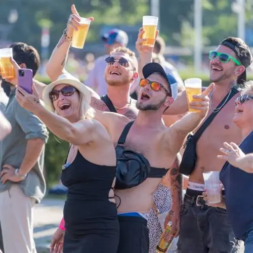 Тусовщики на техно-параде Rave the Planet в Берлине.