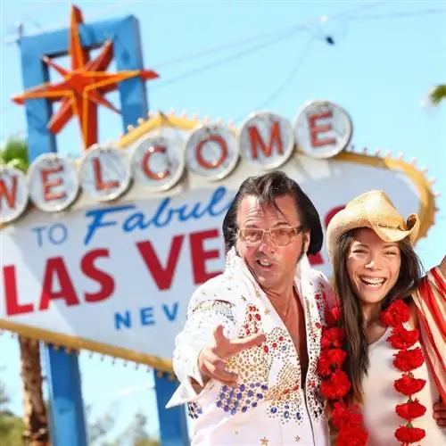 Женщина улыбается рядом с имитатором Элвиса в Лас-Вегасе