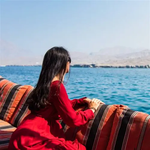 Индивидуальная путешественница на лодке в регионе Оманского залива