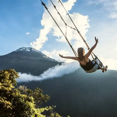 Женщина на качелях в Эквадоре