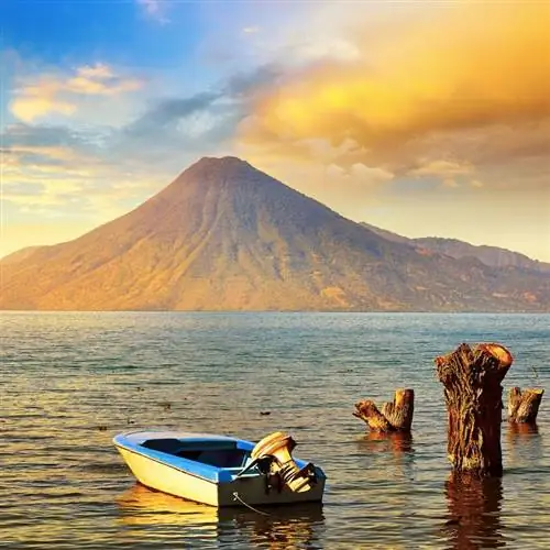 Красивый закат на озере Атитлан возле вулкана в Гватемале.