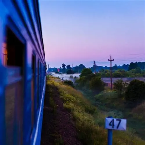 Поезд, проходящий через европейский пейзаж