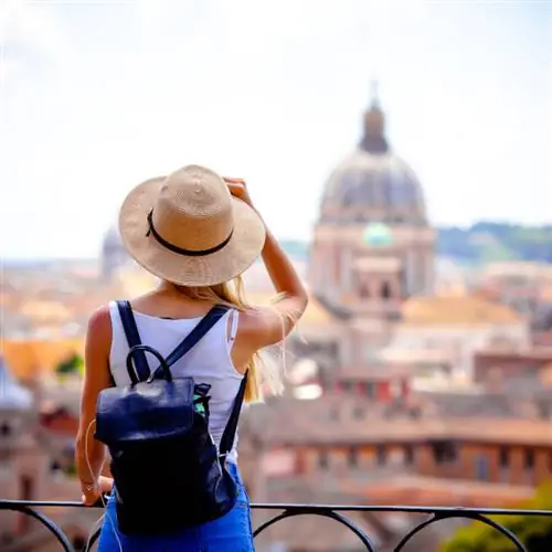 Турист фотографируется в Риме