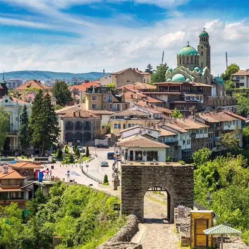 Вид на город Велико Тырново с крепости Царевец, в Центрально-Северной Болгарии, Восточная Европа