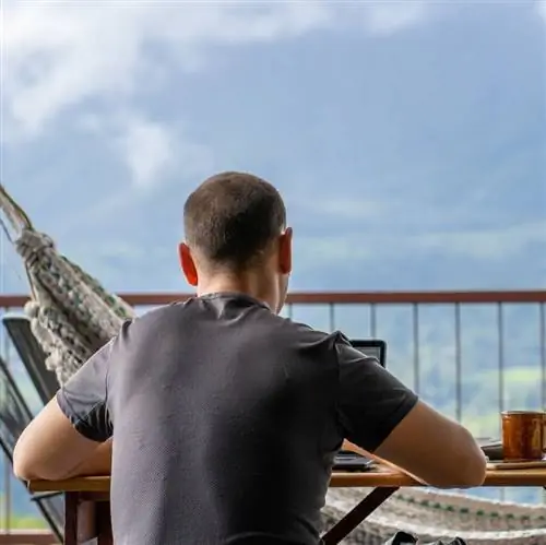 Мужчина работает за ноутбуком в Коста-Рике