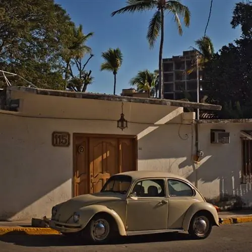 Улица в Сиуатанехо, Мексика, с белым VW Beetle