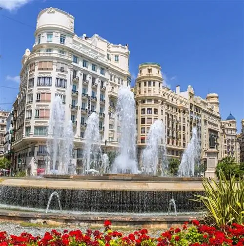 город с фонтаном и цветами впереди