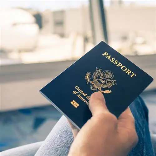 иметь паспорт в аэропорту