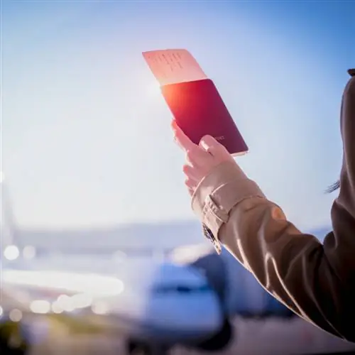 путешественник с паспортом и посадочным талоном