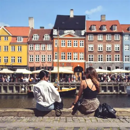 пара сидит в Нью-Хавне Копенгаген Дания