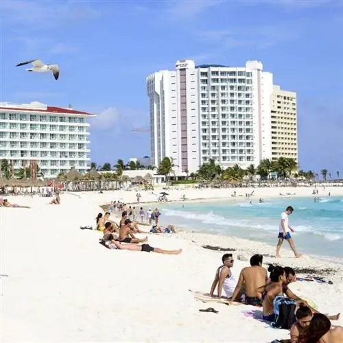 Любители пляжного отдыха в Канкуне Пляж, Гостиничная зона Канкуна, Канкун, Кинтана-Роо, Ривьера-Майя, Мексиканские Карибы, Мексика