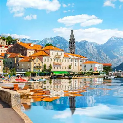 Вид на город Пераст, небольшую средневековую деревню в Которском заливе, через набережную, Черногорию, Юго-Восточную Европу, Балканский полуостров