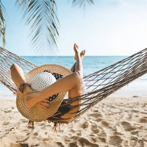 Одинокий путешественник в пляжном гамаке