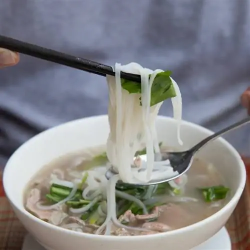 Мужчина ест суп Фо во Вьетнаме, Юго-Восточная Азия