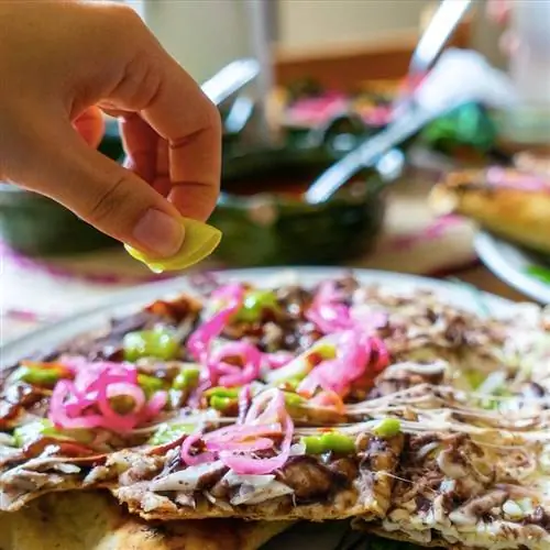 Мексиканская традиционная еда «Тлайуда» в Оахаке, Мексика