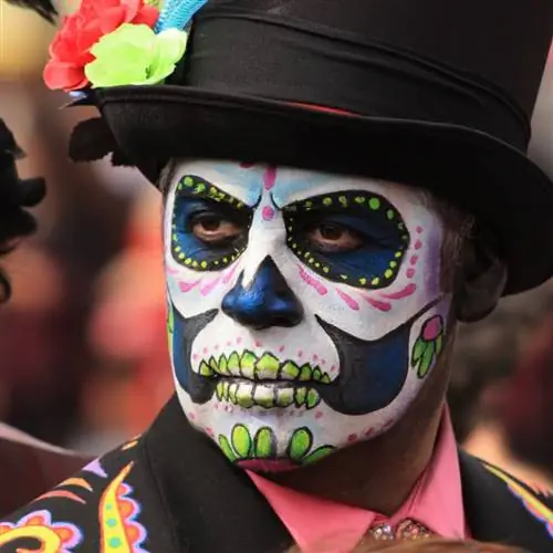 Мужчина с краской на лице День мертвых Мексика