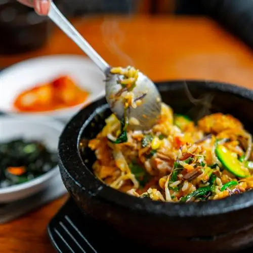 Пибимбап, южнокорейское блюдо из смешанного риса