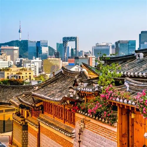 Деревня Букчон Ханок с современным зданием в Сеуле, Южная Корея