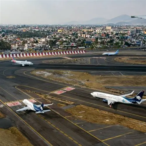 Самолеты Aeromexico на взлетно-посадочной полосе Мехико