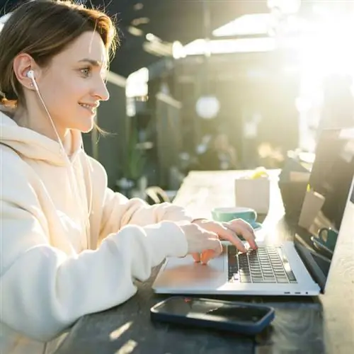 женщина за ноутбуком в кафе