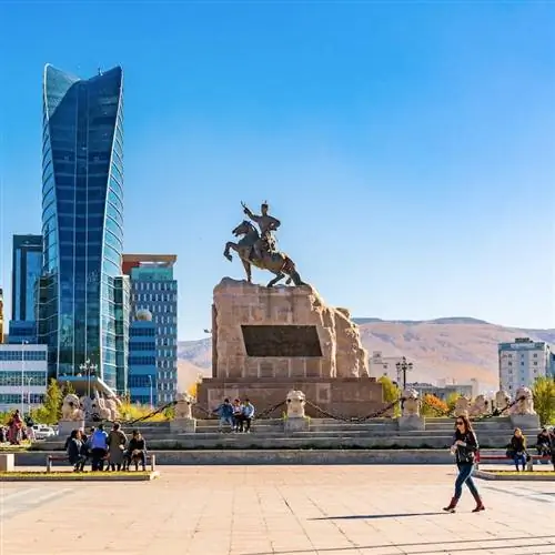 Площадь Сухэ-Батора или площадь Чингисхана со статуей монгольского революционного героя Сухэ-Батора и городским пейзажем Улан-Батора в Монголии