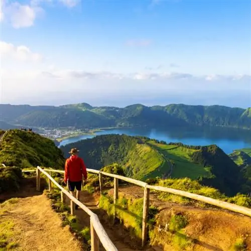 Турист в красной куртке в кальдере на острове Сан-Мигель в копии Азорских островов.