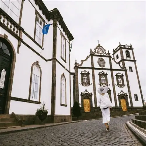 Женщина гуляет по городу на Азорских островах, Португалия