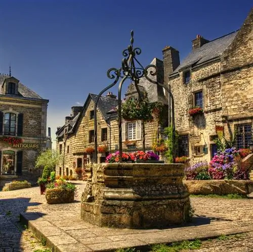 Традиционная деревня с колодцем в Бретани, Франция.