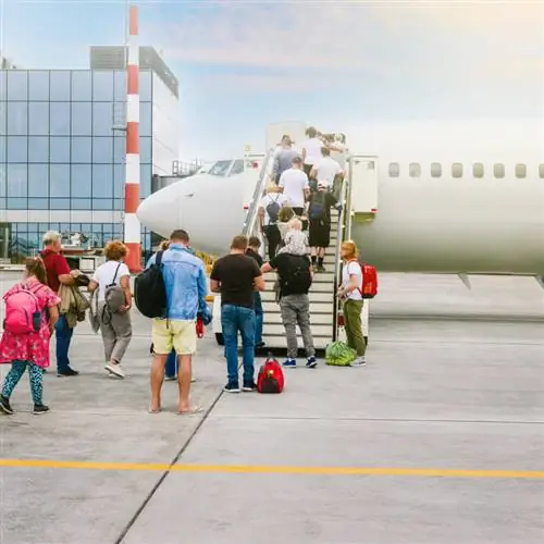Путешественники садятся на самолет