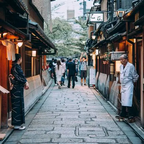 Традиционные рестораны и чайные дома в Киото, Япония, в сумерках