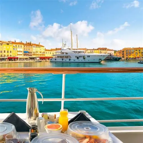 Вид на Сен-Тропе с яхты в гавани, Лазурный Берег, Южная Франция