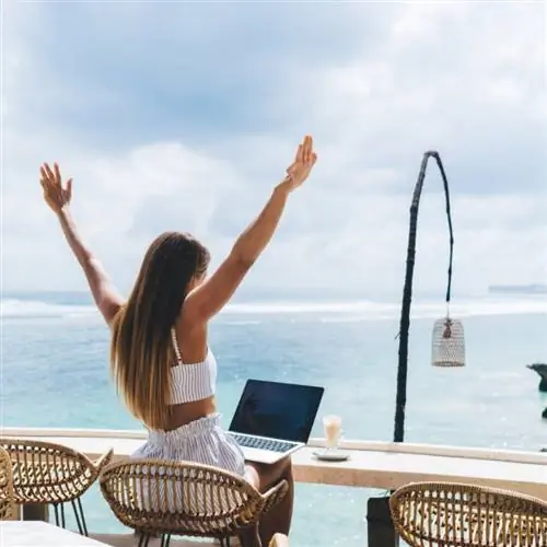 Цифровой кочевник на пляже