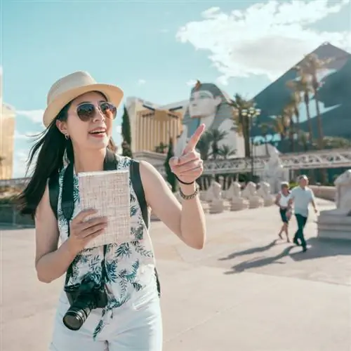 Женщина-туристка с камерой и картой в Лас-Вегасе