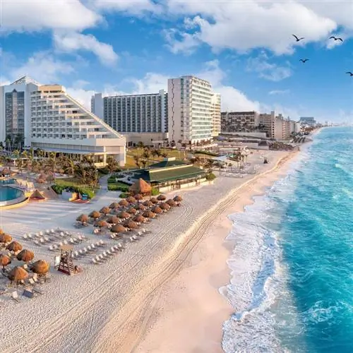 Вид с воздуха на гостиничную зону Канкуна, омываемую Карибским морем в Канкуне, Кинтана-Роо, Мексика