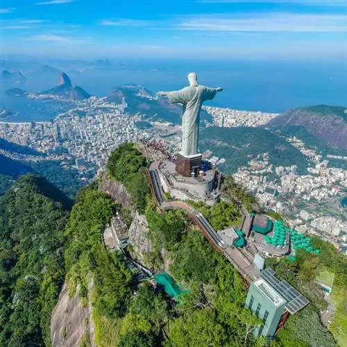 Вид с воздуха на Христа-Искупителя в Рио-де-Жанейро, Бразилия, Южная Америка