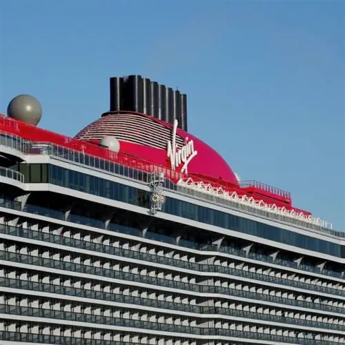 Крупным планом внешний вид круизного лайнера Virgin Voyages