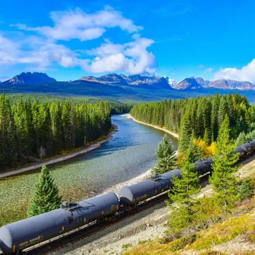 Поезд Rocky Mountaineer едет по Канаде