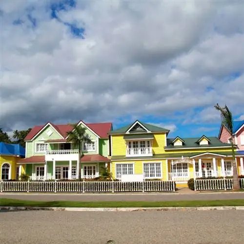 Яркие дома в Самане, Доминиканская Республика