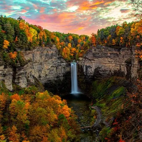 вид на водопад в Нью-Йорке