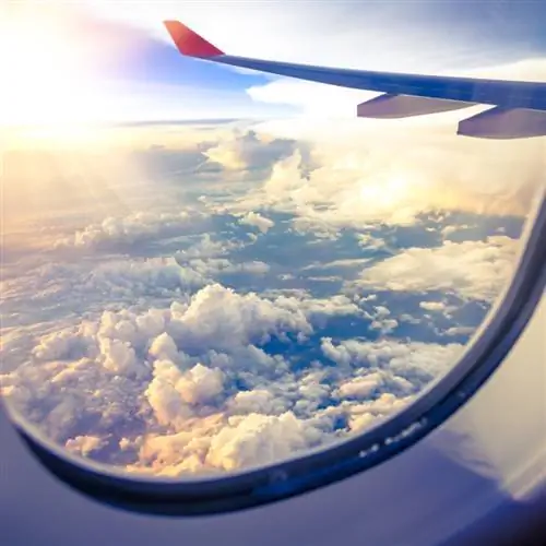 вид из окна самолета на облака и океан