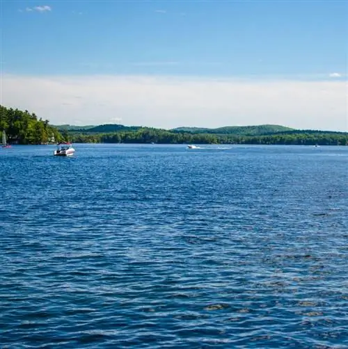 поздно с зелеными горами и лодкой