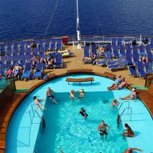 Бассейн на круизном лайнере Carnival Breeze