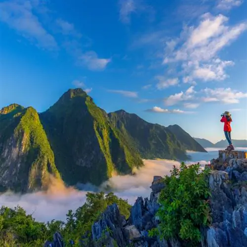 Женщина с видом на потрясающие горы в Лаосе