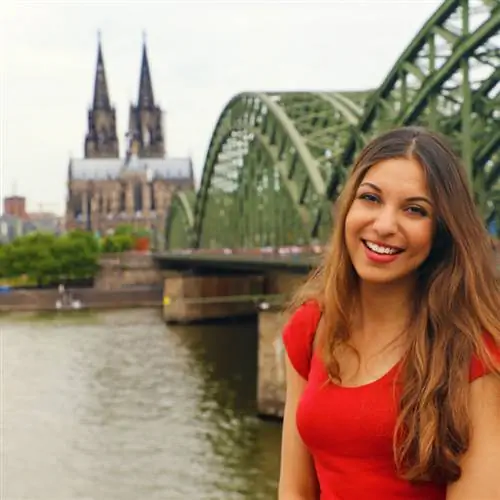 Улыбающаяся женщина в Кельне, Германия