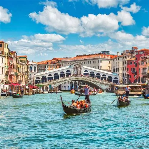 Вид на мост Риальто и Большой канал в Венеции, Италия