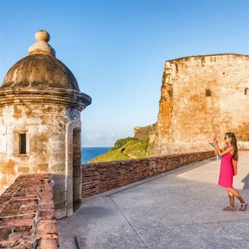 Турист фотографируется в Сан-Хуане